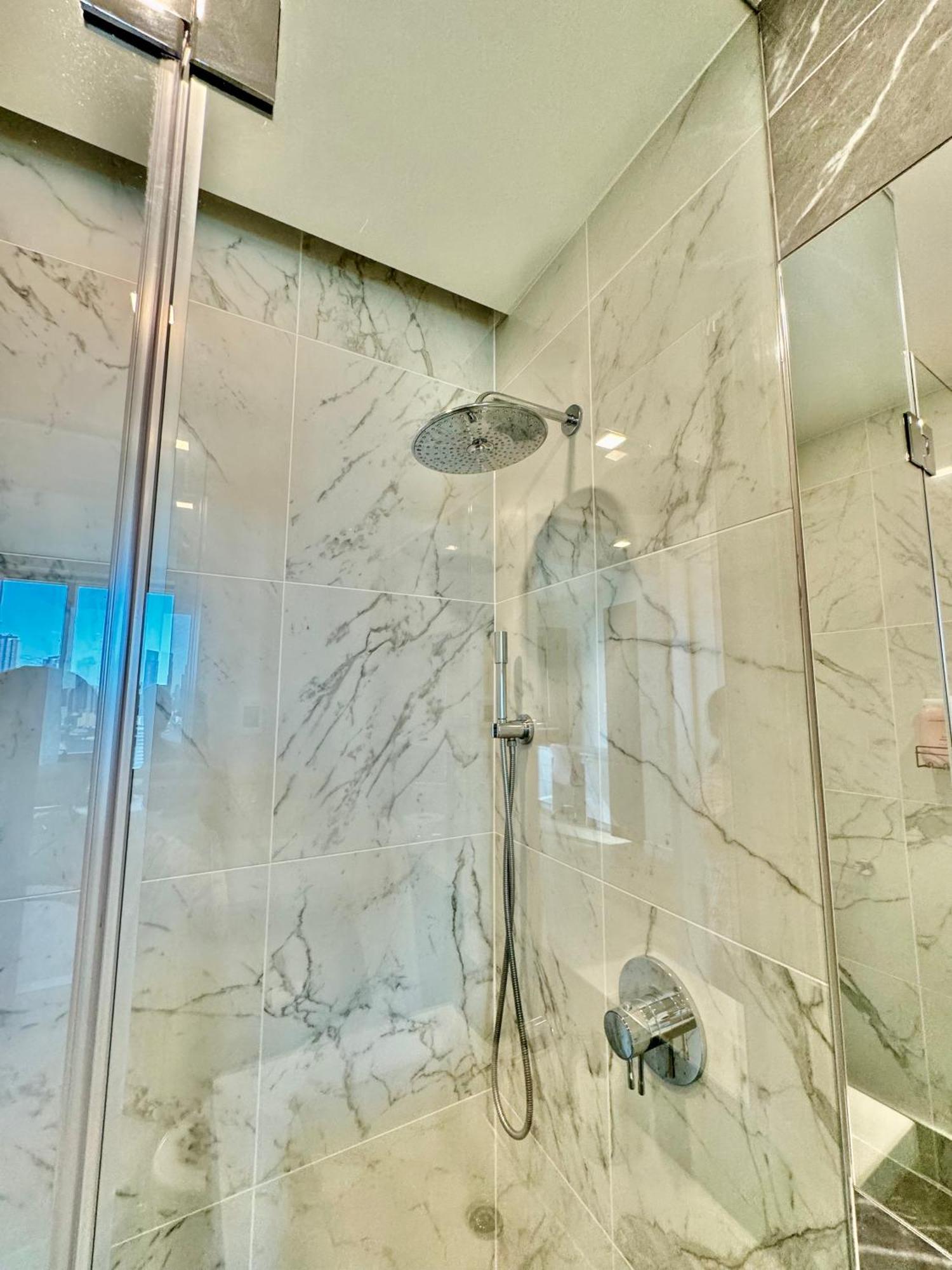 Beautiful New Luxury Smart High Floor Corner Apartment *