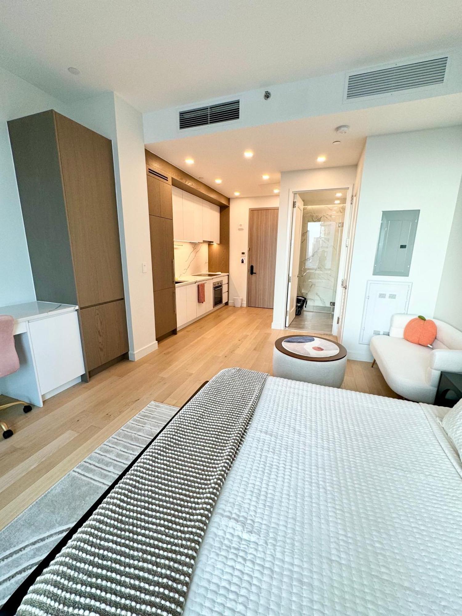 Beautiful New Luxury Smart High Floor Corner Apartment New York